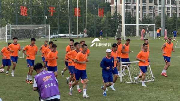 91快牛 山东泰山足球俱乐部球迷开放日 韩鹏与埃里克训练场现身执教
